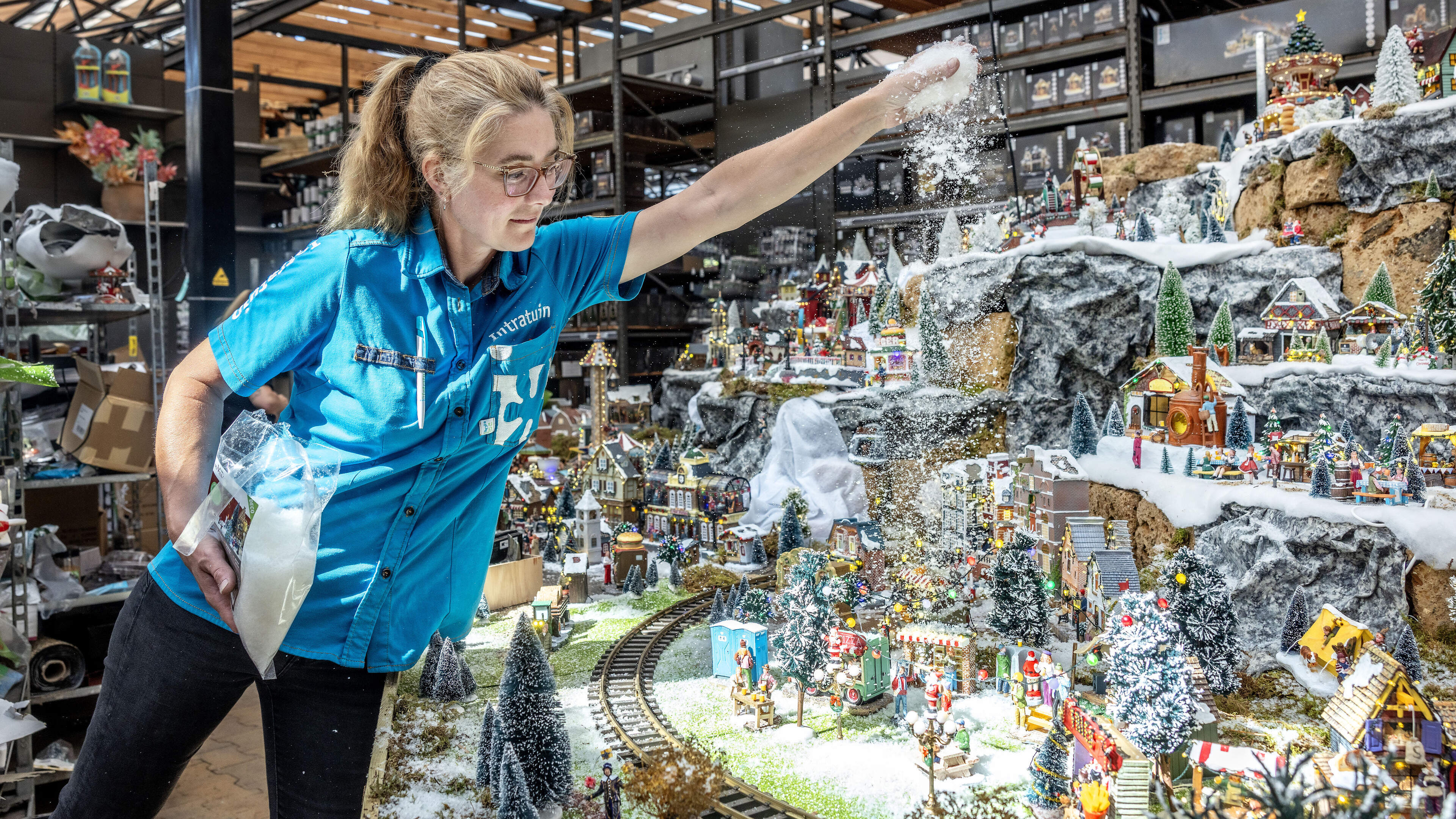 Hartje zomer, maar tuincentra bouwen kerstdorpen al op: ’Kerstbal in de ene hand, ijsje in de andere’